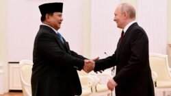 presiden ri prabowo berjabat tangan dengan presiden rusia putin