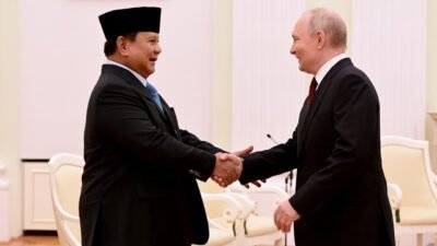 presiden ri prabowo berjabat tangan dengan presiden rusia putin